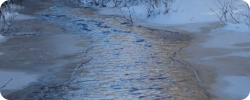 Photographie d'une rivière gelée